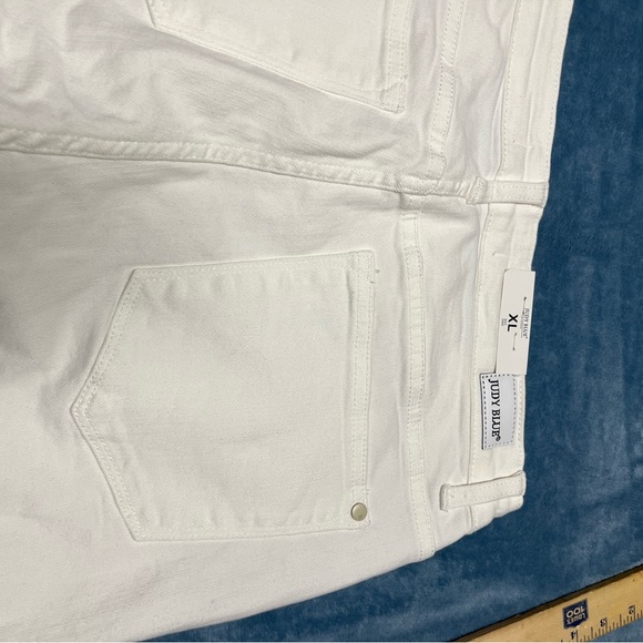 Judy Blue Women's Classic White Bermudas XL - Picture 7 of 7